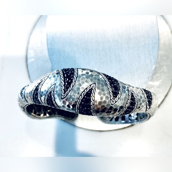 JOHN HARDY Palu Macan Sterling Silver Black Sapphire hinged cuff - Picture 5 of 10